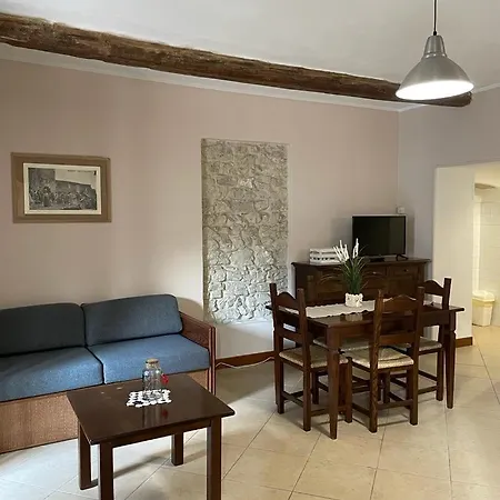 Apartment La *
